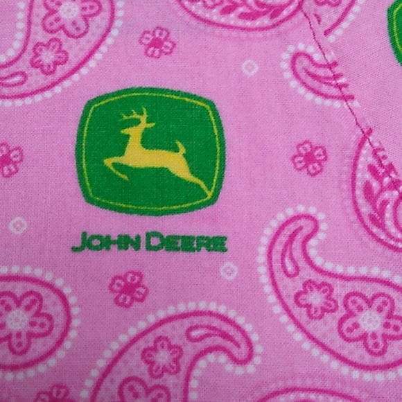 🩷 Scrub Top 🚜John Deere 💚 Size Medium - Large - Picture 2 of 8